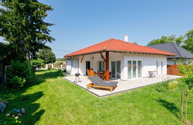 Stunning private villa for 8 guests with A/C, WIFI, TV and terrace