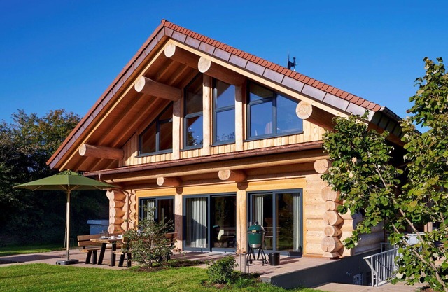 Stunning private villa for 8 people with pool, WIFI, hot tub, TV, patio and pets allowed