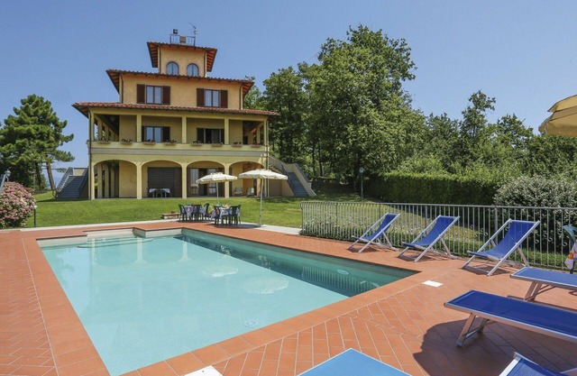 Stunning private villa for 16 people with private pool, WIFI, TV, terrace and pets allowed