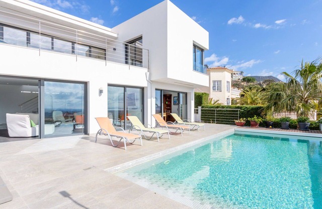 Stunning private villa for 8 guests with A/C, private pool, WIFI, TV, patio and parking