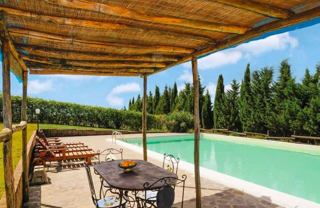 Stunning private villa with WIFI, private pool, A/C, TV, pets allowed, panoramic view and parking