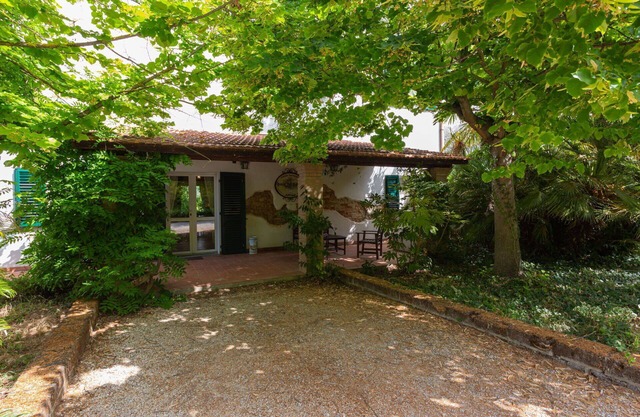Stunning private villa for 10 guests with private pool, WIFI, TV, terrace, pets allowed and park.