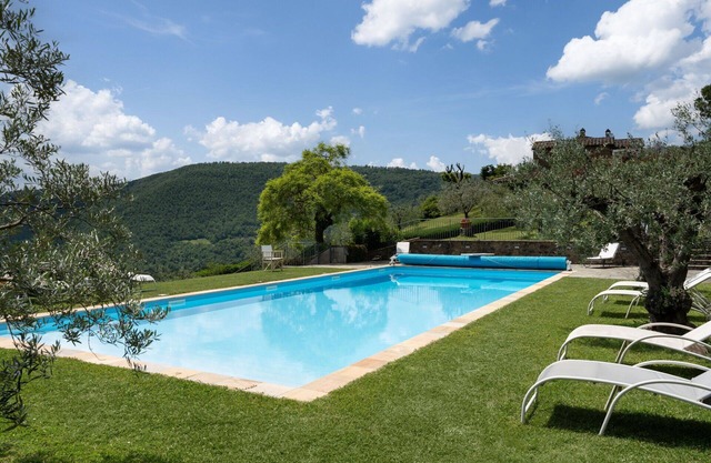 Stunning private villa with WIFI, hot tub, private pool, A/C, TV and terrace, close to Arezzo