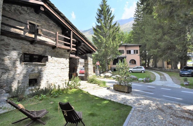 Stunning private villa for 8 people with WIFI, hot tub, TV, terrace and pets allowed