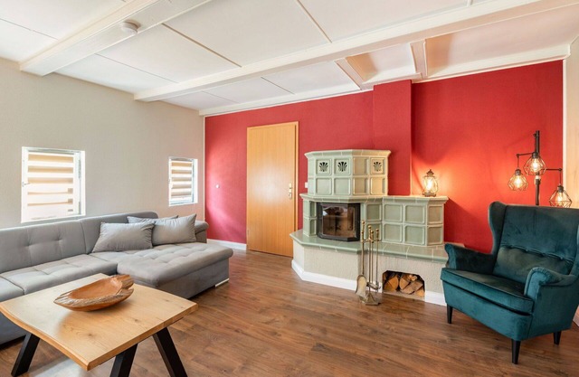 Stunning private villa for 10 guests with WIFI, hot tub, TV, patio and pets allowed