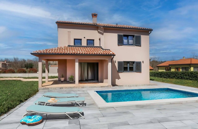 Stunning private villa for 8 guests with private pool, A/C, WIFI, TV and terrace