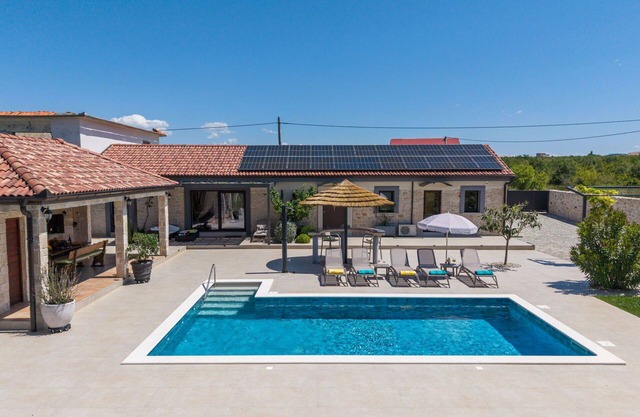 Stunning private villa for 8 guests with A/C, WIFI, private pool, TV, terrace and pets allowed