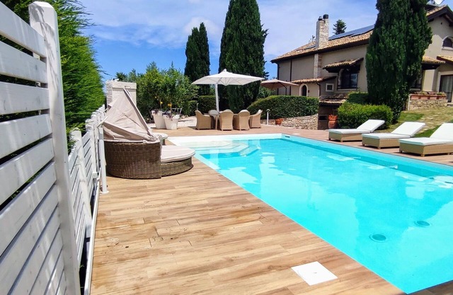 Stunning private villa for 10 guests with WIFI, A/C, private pool, TV, panoramic view and parking