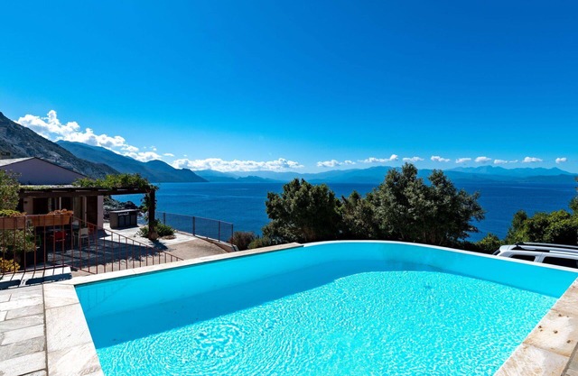 Stunning private villa with A/C, private pool, WIFI, TV, patio, pets allowed and parking