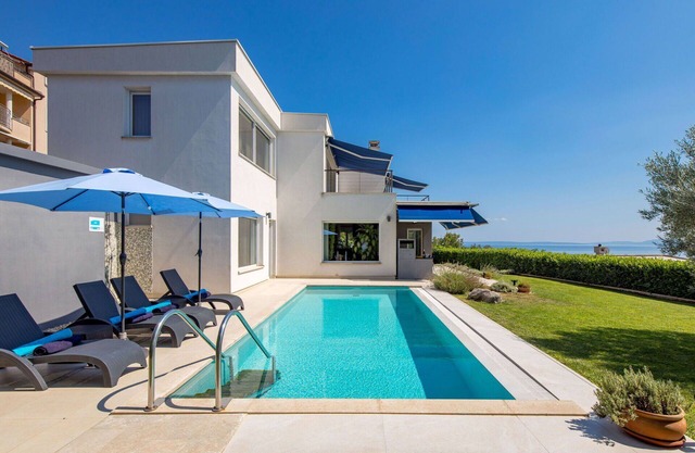 Stunning private villa for 10 people with private pool, WIFI, A/C, TV and terrace