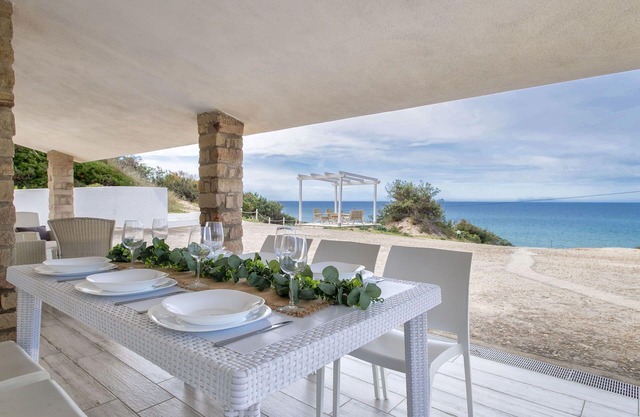 Stunning private villa for 6 people with A/C, WIFI, TV, patio and parking