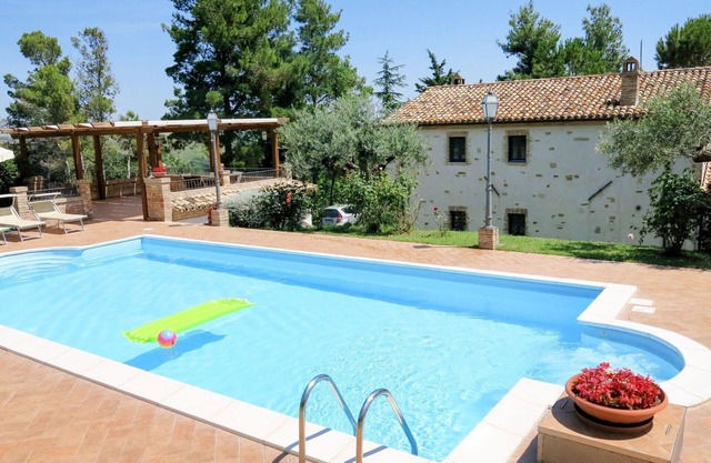 Stunning private villa with WIFI, private pool, A/C, TV, patio, pets allowed and parking