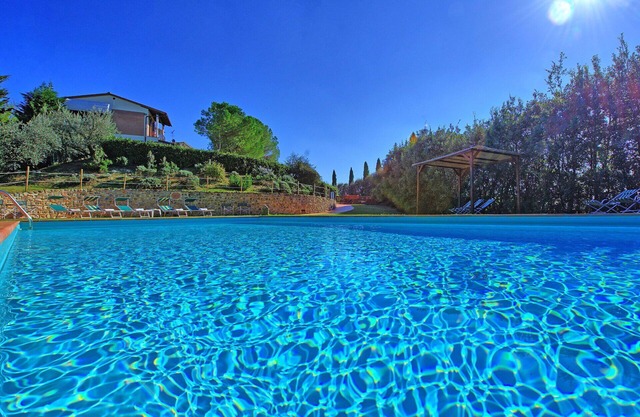 Stunning private villa with WIFI, private pool, terrace and panoramic view, close to San Gimignano