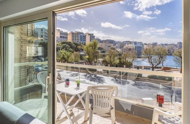 Stunning - Seafront 3-Bedroom Sunny Side Sliema