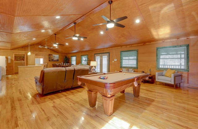 Stunning Tranquil River Lodge and 2 Cozy Cabins
