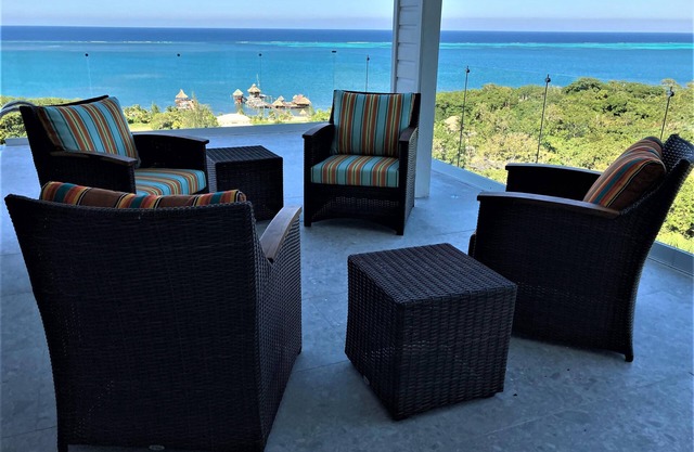 Stunning Turquoise views from this 2 bedroom, 2 bath home.