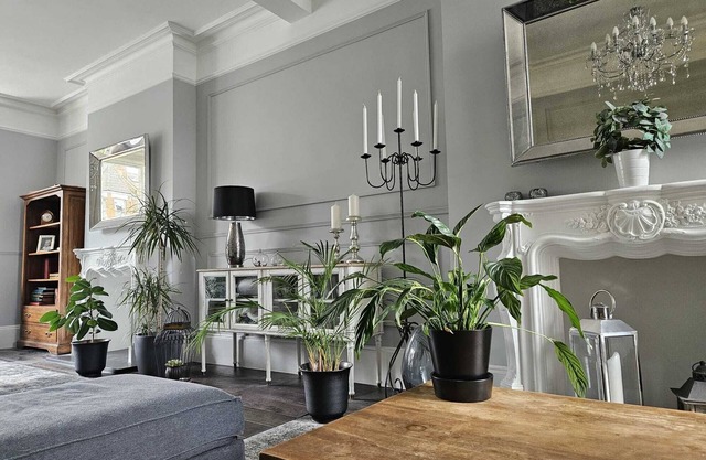 Stunning, very spacious 5BR London townhouse with parking and garden!