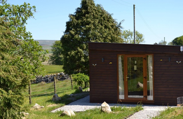 Stunning views of the Yorkshire 3 Peaks | 10 miles from Settle | The Hive Lodge