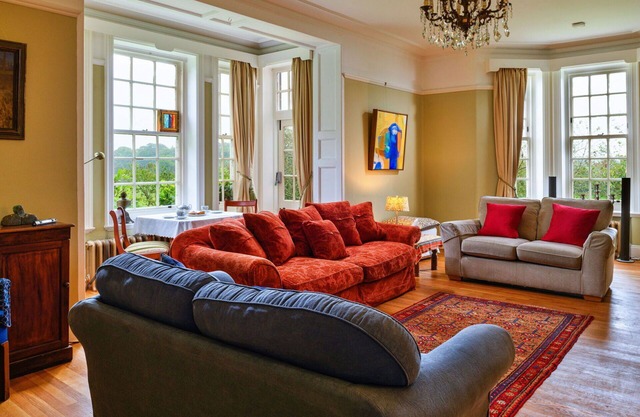 Stunning villa for 19 guests with hot tub, WIFI, TV, terrace and pets allowed