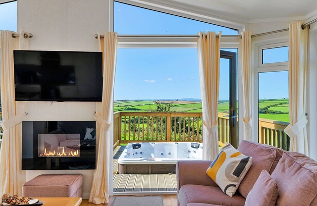 Stunning villa for 6 people with hot tub, WIFI, pool, terrace, pets allowed and parking