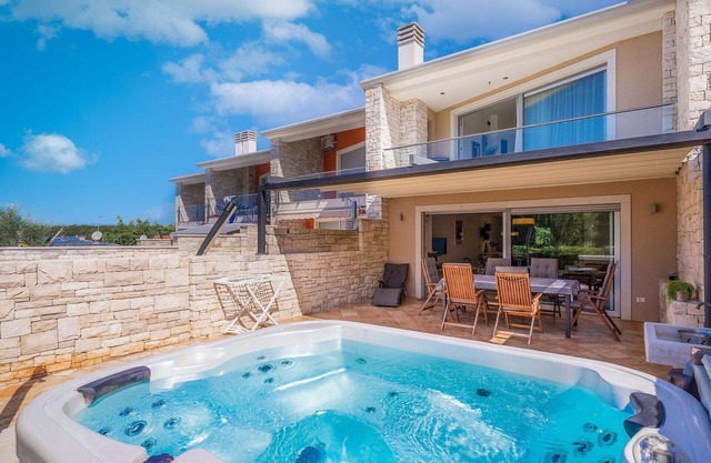 Stunning villa for 6 people with WIFI, private pool, A/C, TV, terrace and pets allowed