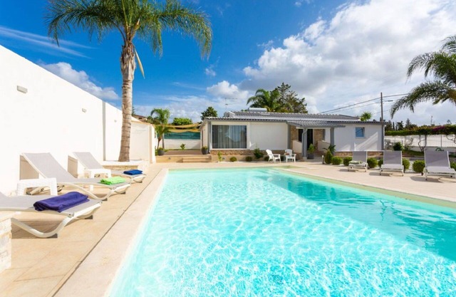 Stunning villa for 8 guests with WIFI, private pool, A/C and TV