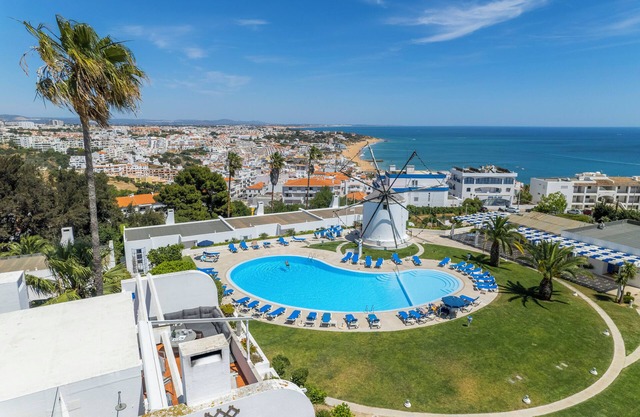 Stunning Windmill Hill apt B15 with panoramic sea views close to beach and town