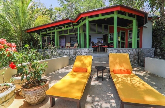 Stunnning & Private Seafront Villa