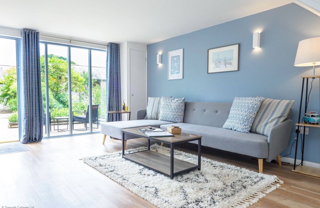 Stylish 1 bed property with shared pool/hot tub nr Falmouth/Helford River