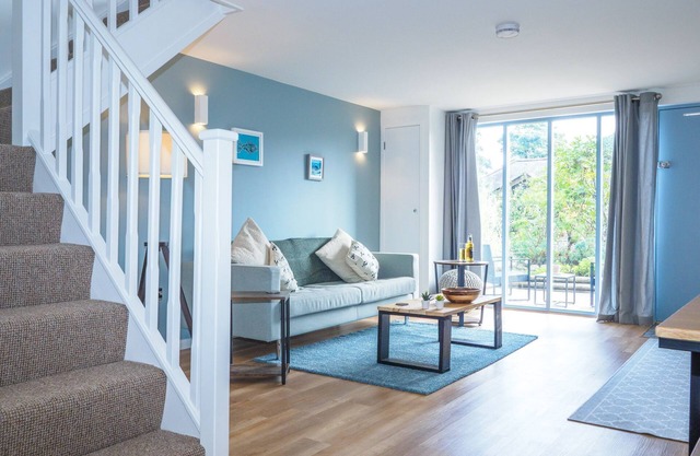 Stylish 1 bed property with shared pool/hot tub nr Falmouth/Helford River