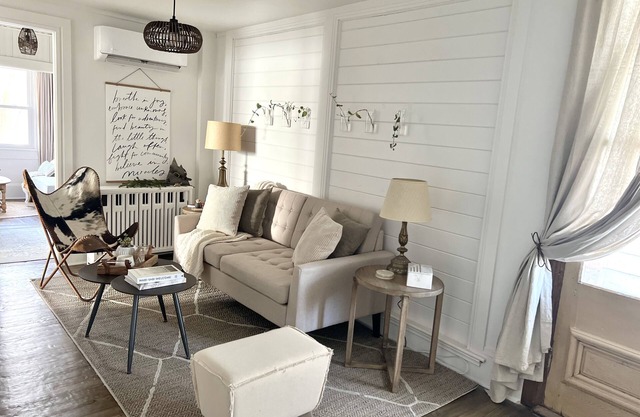 Stylish 1 BR Apt. w/Sunroom in DT Hughesville