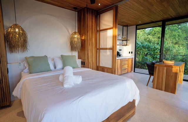 Stylish 1BR Stunning Balcony Views