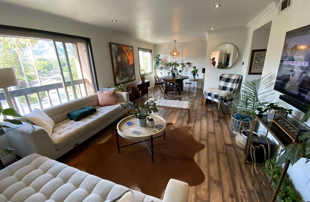 Stylish 2 bed 2 bath condo with a pool