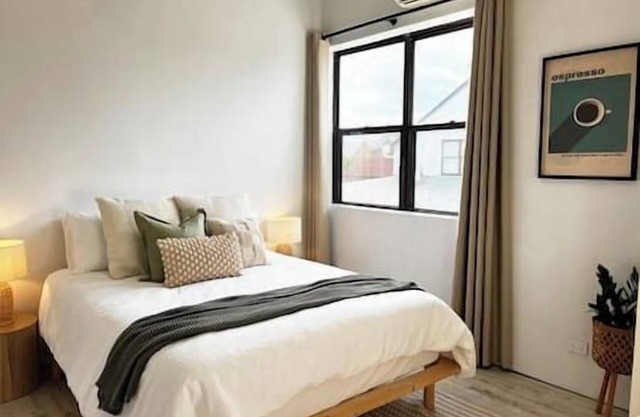 Stylish 2-Level Loft, AC, Parking, Walk CBD & Fort