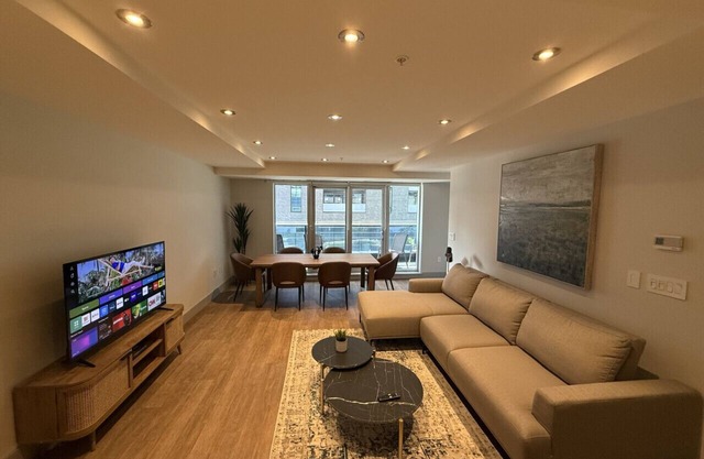 Stylish 2B/2B Downtown w/parking