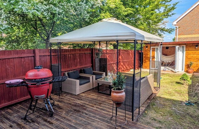 🏡 Stylish 2BR En-Suite Home | 25min Fast Train to London |Lakeside | BBQ + Shed