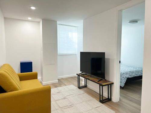 Stylish 2BR - EWR, Stadium & NYC