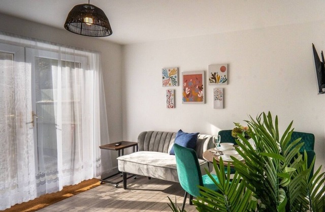 Stylish 2BR Flat | 24-mins to Brighton Stn. | ST