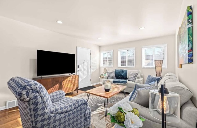 Stylish and Charming Apt | Beaumont 8ms | 2BD
