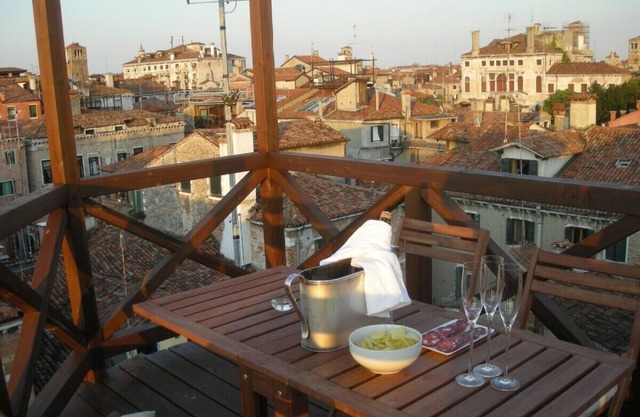 Stylish apartment 5 min walk from Rialto 360 degree panoramic view