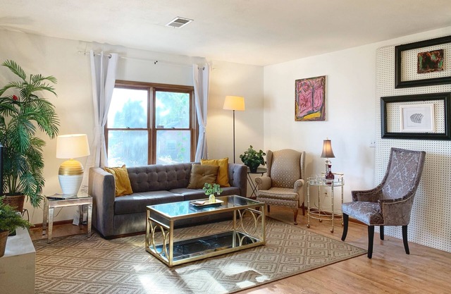 Stylish Apartment in Historic Downtown Parkville