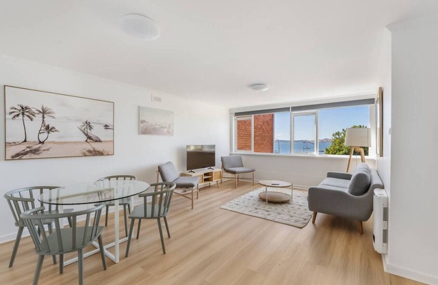 Stylish Apartment w/Bay Views