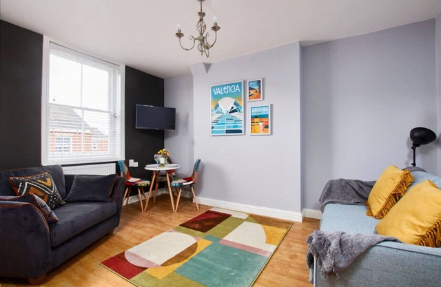 Stylish Apt. Near Airport, Fast Wifi, Gym Pass