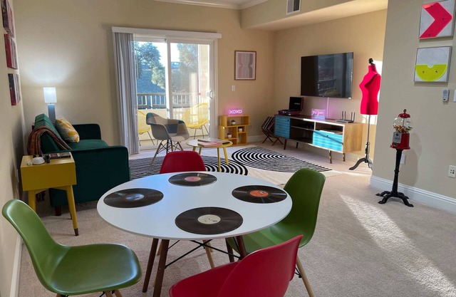 Stylish Apt w/Exceptional Amenities-Great location