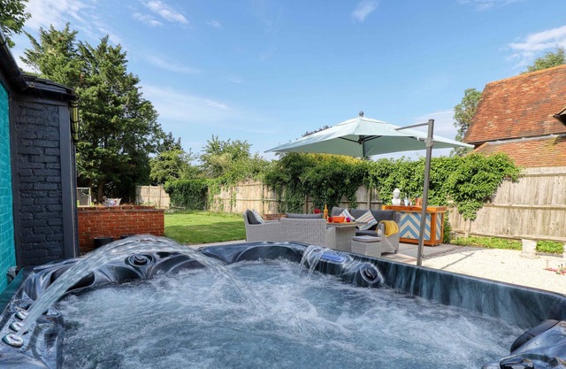 Stylish character home with hot tub and games room, 5 minutes from Windsor