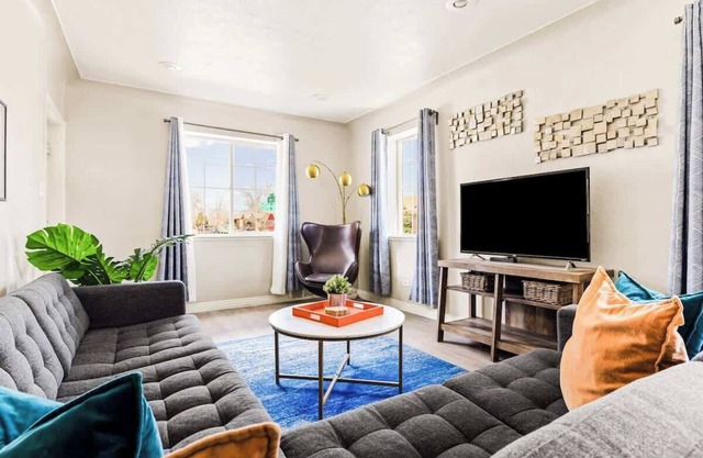 Stylish City Retreat | King Beds | Walk to Sloans