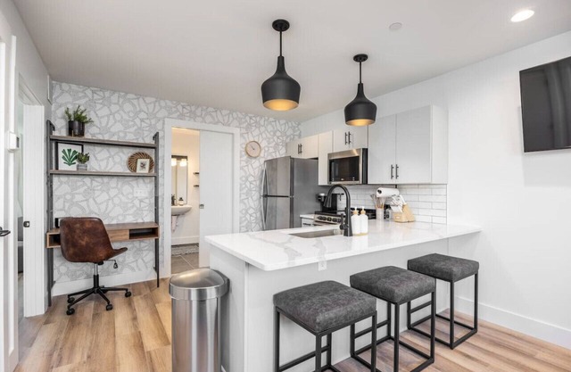 Stylish Condo in Hillsboro Village 3 Beds + Parking