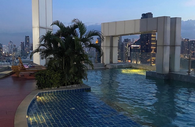Stylish Condo w/Kingsize-Bett, Office-Setup & Pool @ MRT Rama9