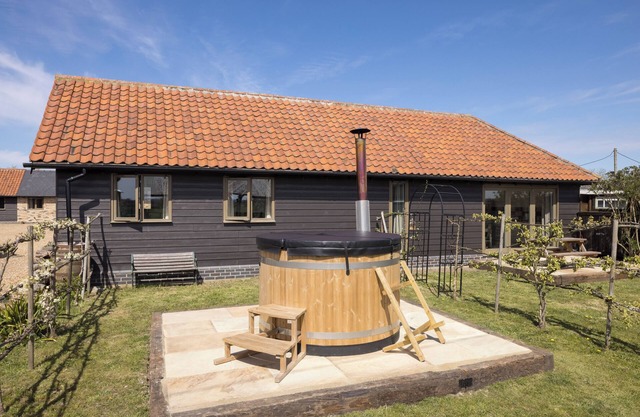Stylish cottage, countryside views, wood burning hot tub, 20 mins to Cambridge