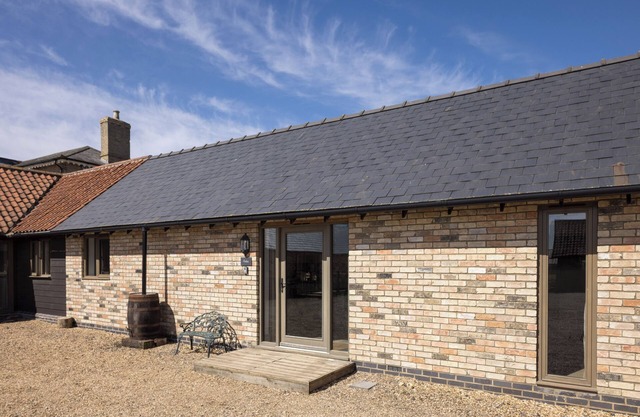 Stylish cottage, courtyard view, wood burning hot tub, 20 mins to Cambridge